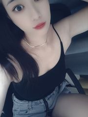 胸很漂亮骨子里很骚的妹子
